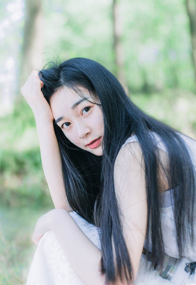 “先生上座。”默契达成，接下来的气氛，自然进入到一种友好的氛围之中。